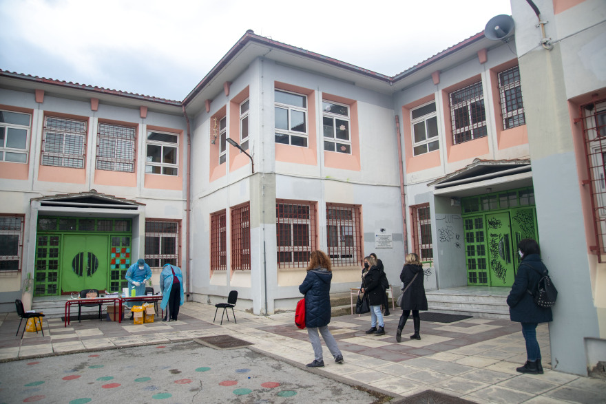 Σχολεία: Προετοιμασίες για το άνοιγμα - Rapid test σε εκπαιδευτικούς της Καλαμαριάς