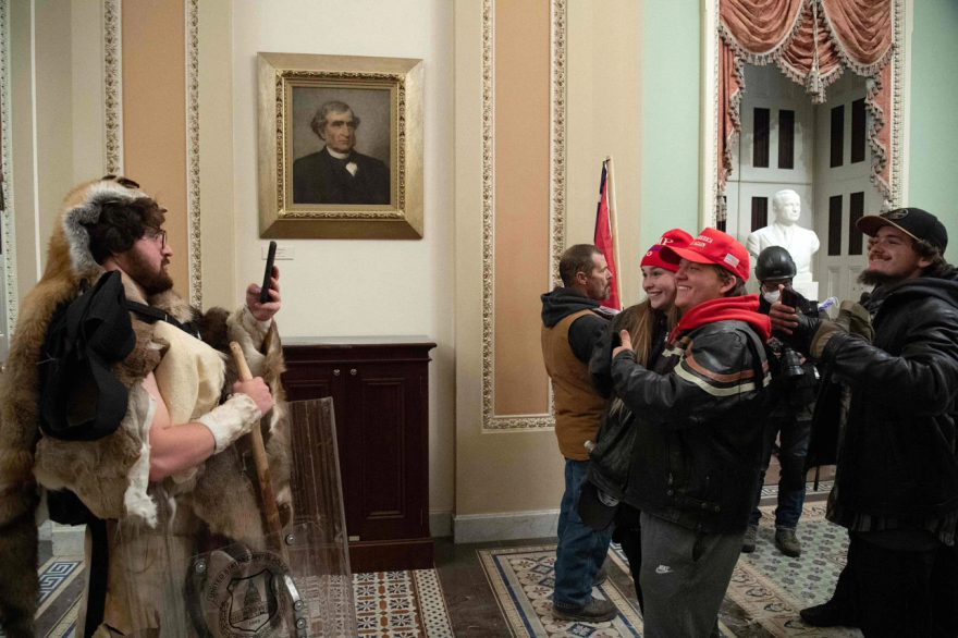 Γιος δικαστή ο άντρας με την προβιά που εισέβαλε στο Καπιτώλιο