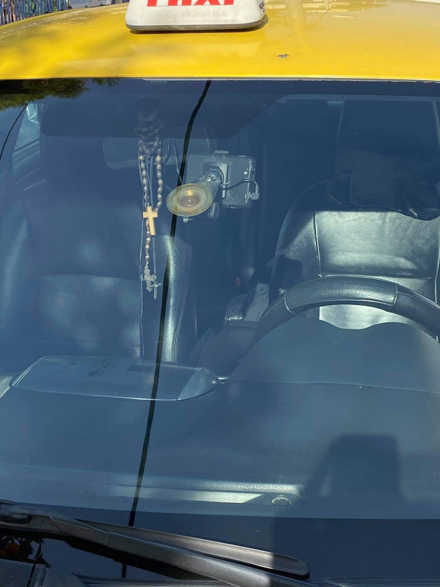 Αδέσποτη σφαίρα σε ταξί στο Μενίδι: «Γλιτώσαμε για λίγα χιλιοστά!», λέει σοκαρισμένος ο οδηγός