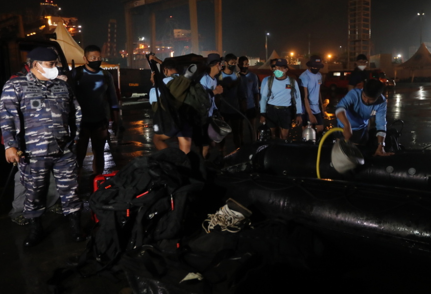 Συντριβή αεροσκάφους στην Ινδονησία: Σε εξέλιξη επιχείρηση έρευνας και διάσωσης - Τι είπαν οι μάρτυρες - Δείτε φωτογραφίες