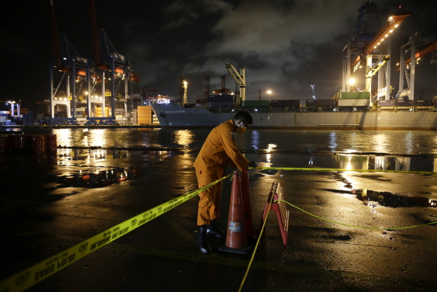 Συντριβή αεροσκάφους στην Ινδονησία: Σε εξέλιξη επιχείρηση έρευνας και διάσωσης - Τι είπαν οι μάρτυρες - Δείτε φωτογραφίες