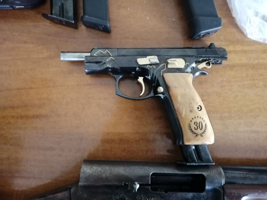 Δυτική Αττική: Έφοδος της αστυνομίας - Ο... θρόνος του Εσκομπάρ και οι συλλήψεις για πυροβολισμούς και ληστείες