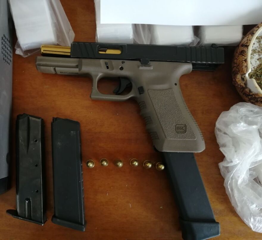 Δυτική Αττική: Έφοδος της αστυνομίας - Ο... θρόνος του Εσκομπάρ και οι συλλήψεις για πυροβολισμούς και ληστείες