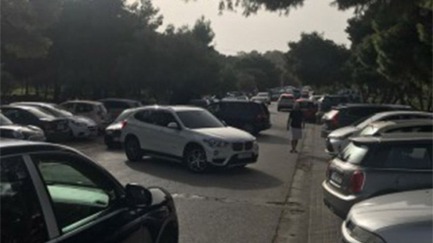 Γέμισαν κόσμο Φλοίσβος και Καβούρι παρά το lockdown - Οι πιο... τολμηροί έκαναν και βουτιές