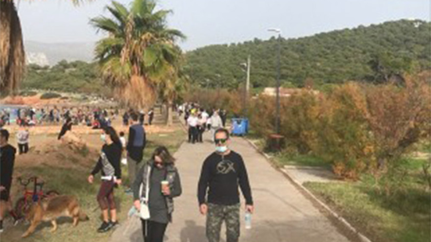 Γέμισαν κόσμο Φλοίσβος και Καβούρι παρά το lockdown - Οι πιο... τολμηροί έκαναν και βουτιές