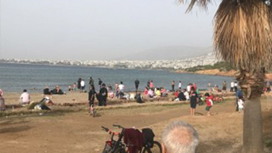 Γέμισαν κόσμο Φλοίσβος και Καβούρι παρά το lockdown - Οι πιο... τολμηροί έκαναν και βουτιές