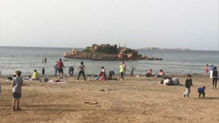 Γέμισαν κόσμο Φλοίσβος και Καβούρι παρά το lockdown - Οι πιο... τολμηροί έκαναν και βουτιές