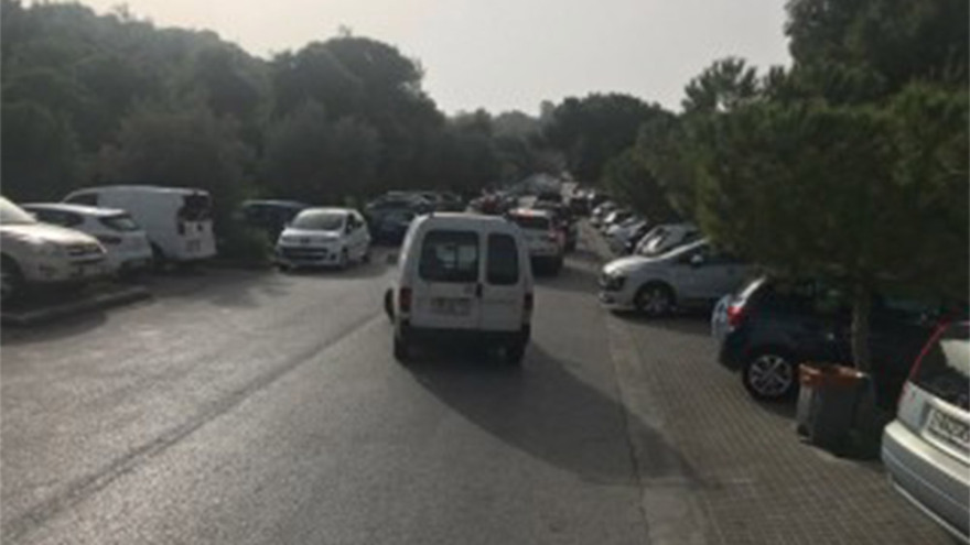 Γέμισαν κόσμο Φλοίσβος και Καβούρι παρά το lockdown - Οι πιο... τολμηροί έκαναν και βουτιές