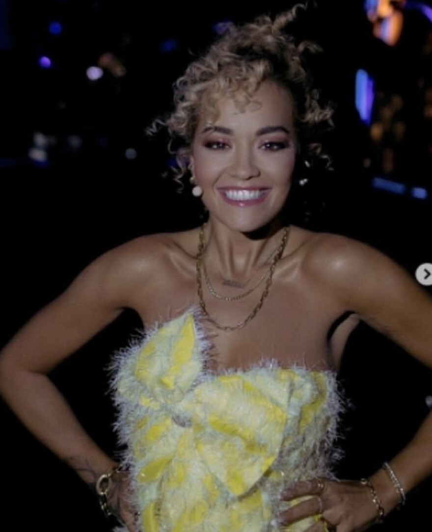  Η Rita Ora βγαίνει από την… καραντίνα και ποζάρει με ένα κίτρινο μίνι φόρεμα
