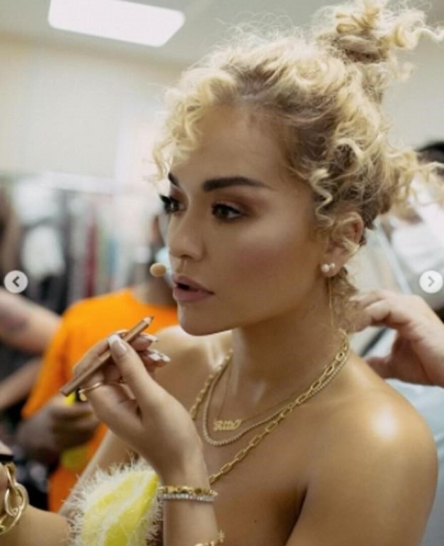  Η Rita Ora βγαίνει από την… καραντίνα και ποζάρει με ένα κίτρινο μίνι φόρεμα