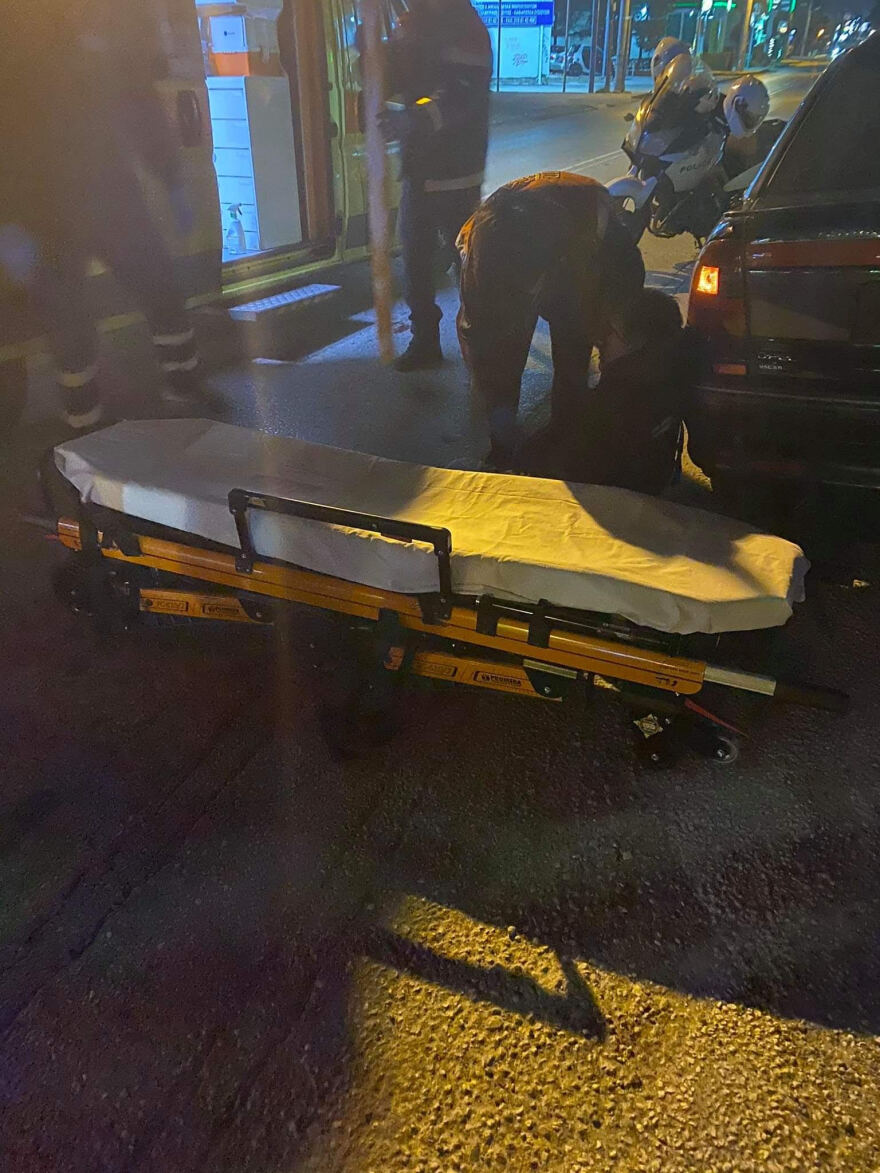 Τροχαίο με εγκατάλειψη στον Άγιο Στέφανο - Ντελιβεράς χτύπησε πεζό 