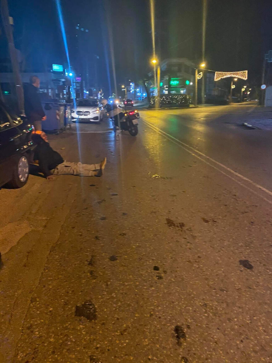 Τροχαίο με εγκατάλειψη στον Άγιο Στέφανο - Ντελιβεράς χτύπησε πεζό 