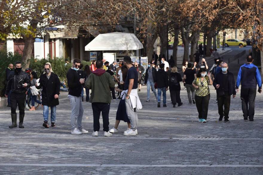 Κορωνοϊός: «Χαμός» σε παραλίες, πάρκα και πλατείες - Λινού: «Τα μέτρα περιορισμού έχουν εξαντληθεί - Πρέπει να τα τηρήσουμε»