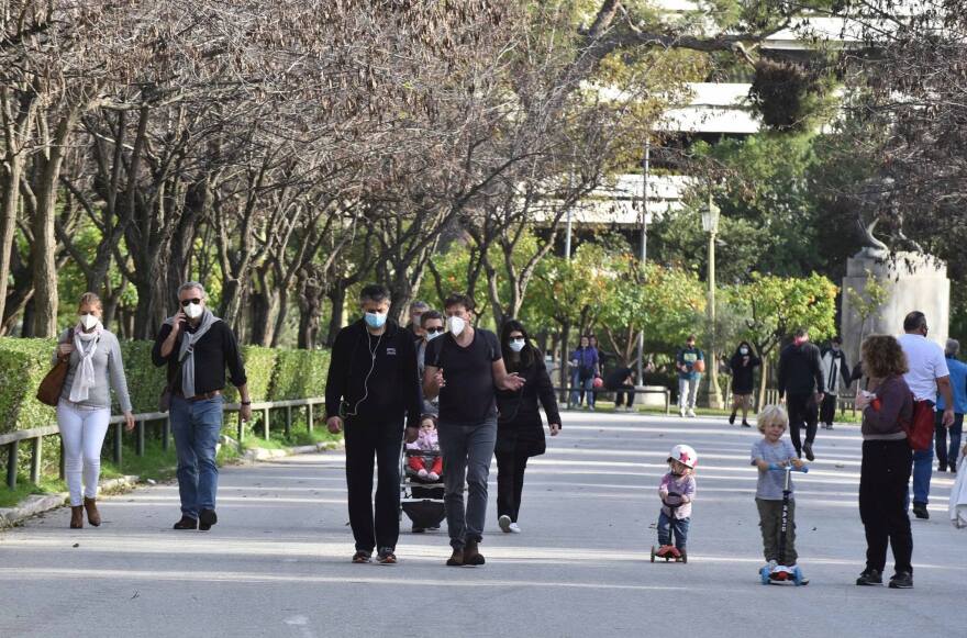Κορωνοϊός: «Χαμός» σε παραλίες, πάρκα και πλατείες - Λινού: «Τα μέτρα περιορισμού έχουν εξαντληθεί - Πρέπει να τα τηρήσουμε»