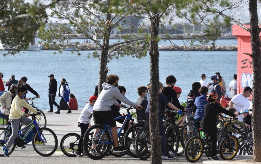 Κορωνοϊός: «Χαμός» σε παραλίες, πάρκα και πλατείες - Λινού: «Τα μέτρα περιορισμού έχουν εξαντληθεί - Πρέπει να τα τηρήσουμε»