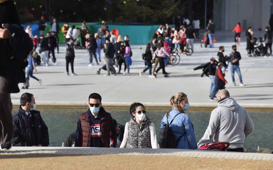 Κορωνοϊός: «Χαμός» σε παραλίες, πάρκα και πλατείες - Λινού: «Τα μέτρα περιορισμού έχουν εξαντληθεί - Πρέπει να τα τηρήσουμε»