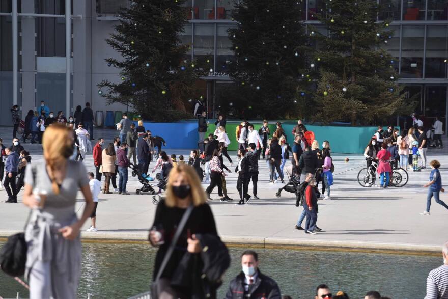 Κορωνοϊός: «Χαμός» σε παραλίες, πάρκα και πλατείες - Λινού: «Τα μέτρα περιορισμού έχουν εξαντληθεί - Πρέπει να τα τηρήσουμε»