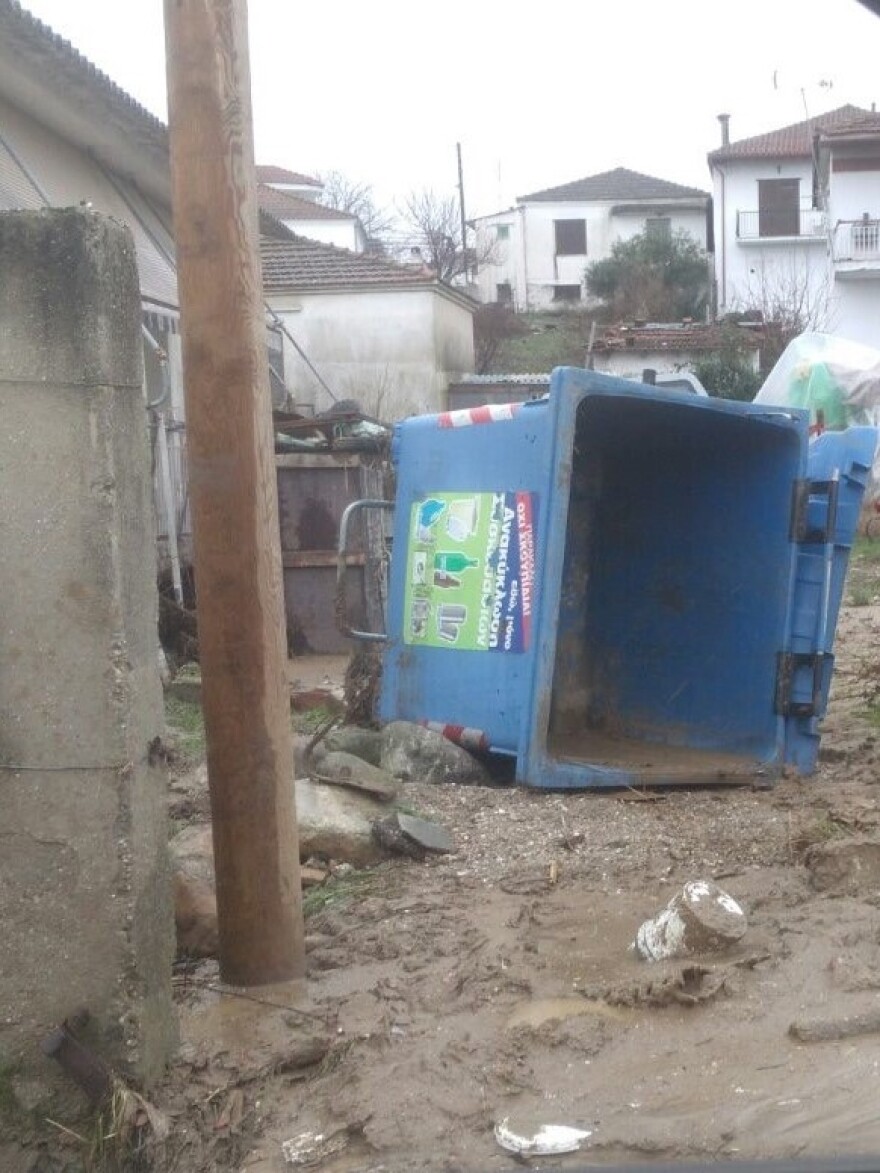 Ευκαρπία Σερρών: Μετά τις πλημμύρες, έμειναν τα... σκουπίδια κι ο κίνδυνος εξάπλωσης ασθενειών