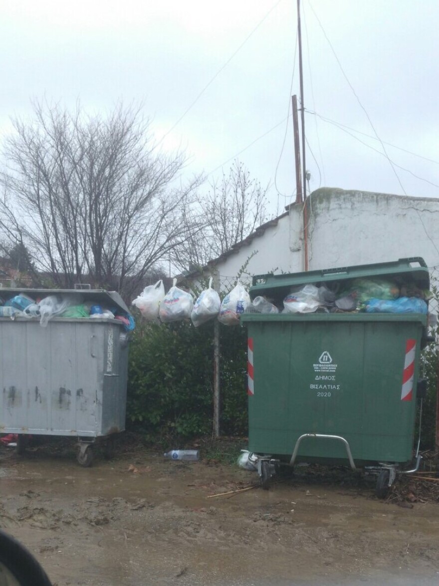 Ευκαρπία Σερρών: Μετά τις πλημμύρες, έμειναν τα... σκουπίδια κι ο κίνδυνος εξάπλωσης ασθενειών