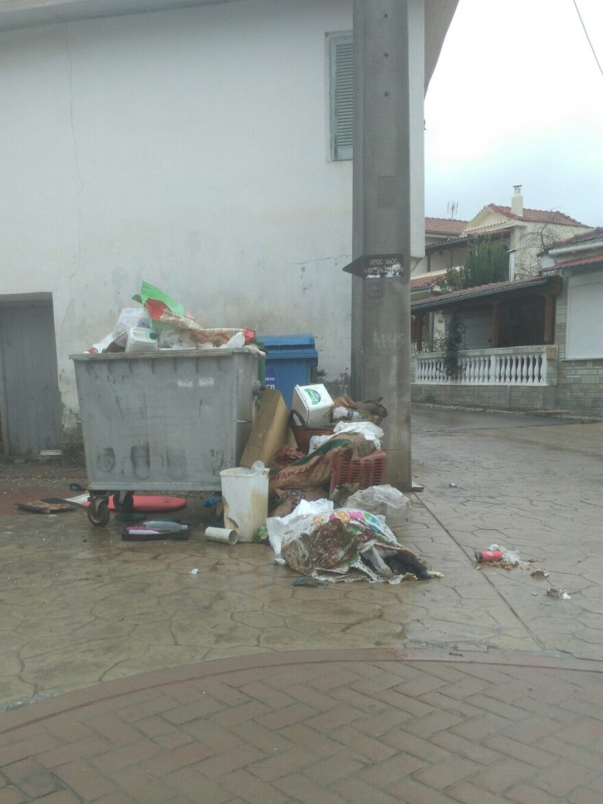 Ευκαρπία Σερρών: Μετά τις πλημμύρες, έμειναν τα... σκουπίδια κι ο κίνδυνος εξάπλωσης ασθενειών