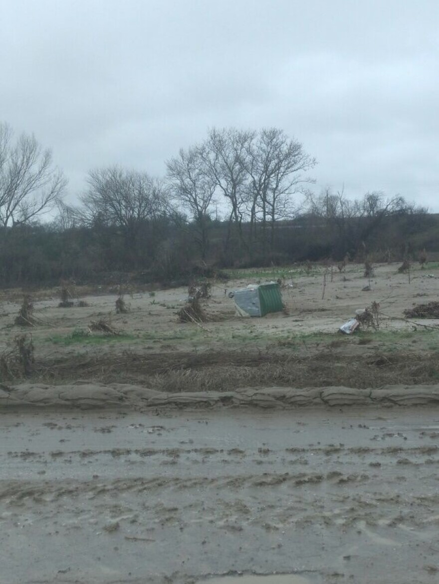 Ευκαρπία Σερρών: Μετά τις πλημμύρες, έμειναν τα... σκουπίδια κι ο κίνδυνος εξάπλωσης ασθενειών
