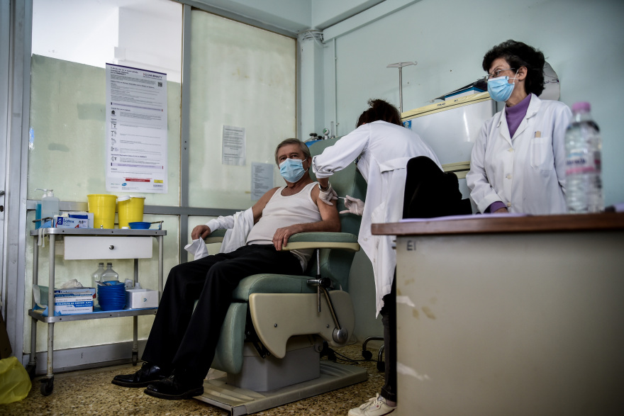 Εμβόλια: Ποιοι θα έχουν εμβολιαστεί έως τον Μάρτιο - Οδηγίες βήμα προς βήμα