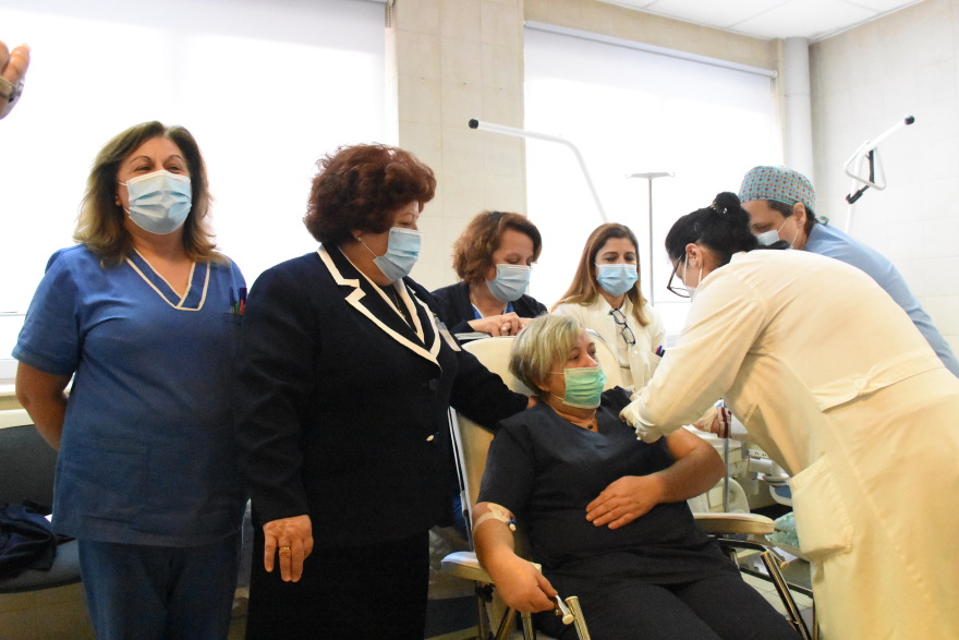 Εμβόλια: Ποιοι θα έχουν εμβολιαστεί έως τον Μάρτιο - Οδηγίες βήμα προς βήμα