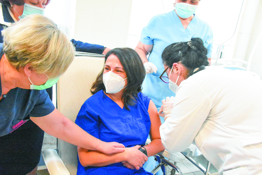 Εμβόλια: Ποιοι θα έχουν εμβολιαστεί έως τον Μάρτιο - Οδηγίες βήμα προς βήμα