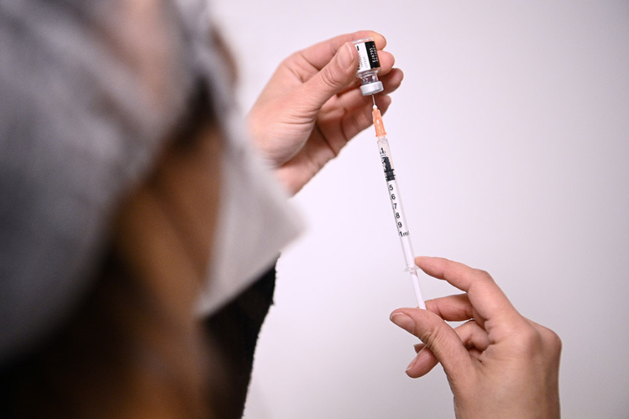 Εμβόλια για τον κορωνοϊό: Εταιρείες και κυβερνήσεις τα ξαναμοιράζουν μετά την κατακραυγή