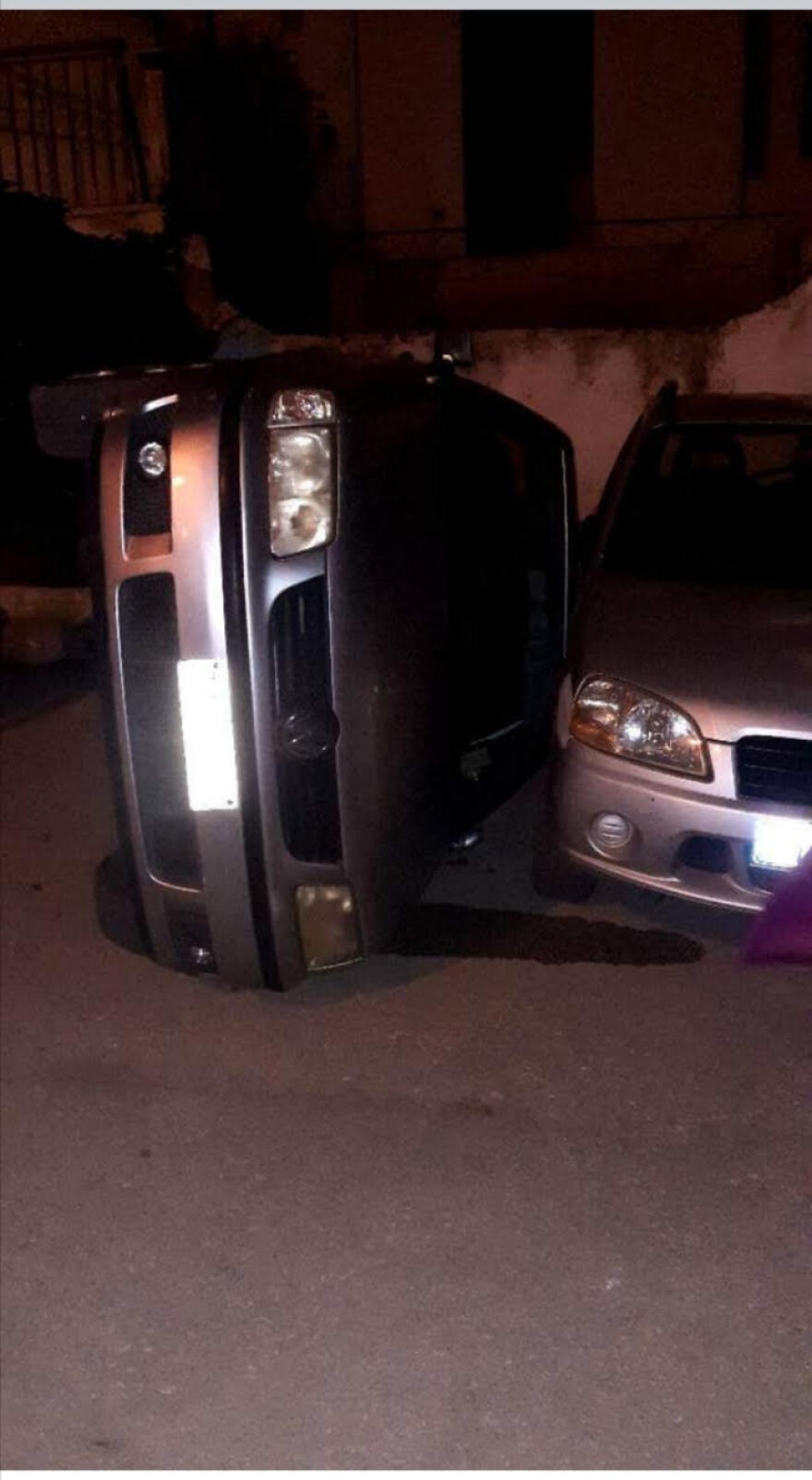 «Χειρουργική επέμβαση» αφαίρεσης καταλύτη: Τώρα αναποδογυρίζουν τα Ι.Χ - Δείτε φωτογραφίες