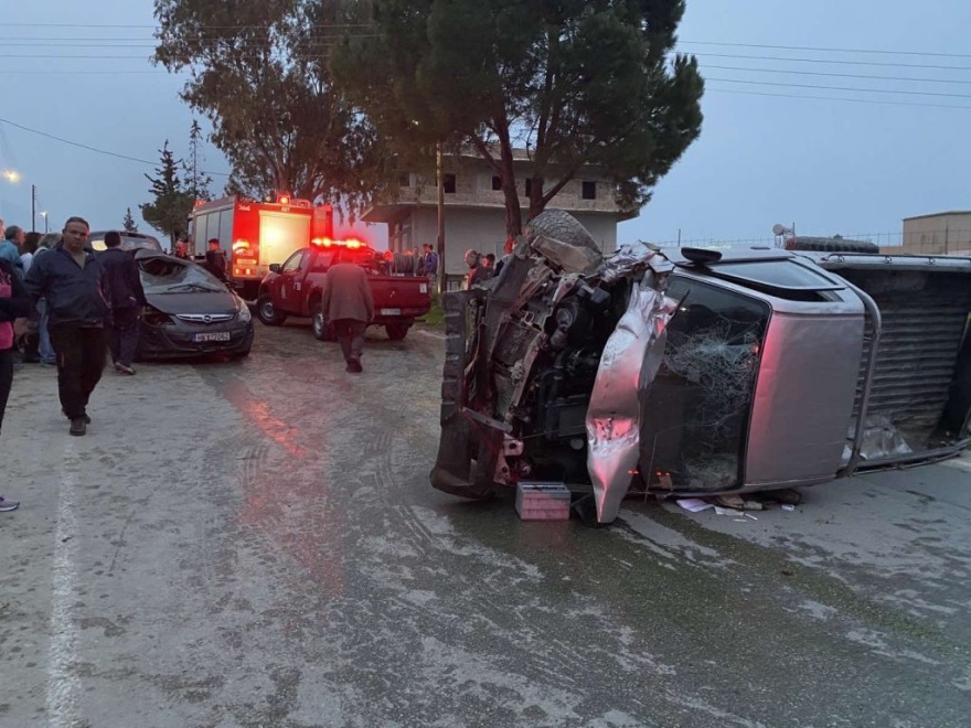 Συγκλονίζουν οι εικόνες από το θανατηφόρο τροχαίο στις Μοίρες: Νεκρή 38χρονη αστυνομικός και η δίχρονη κόρη της