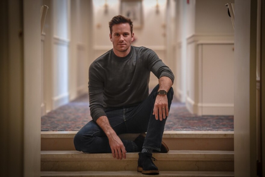 Άρμι Χάμερ: Ήθελε να «κάνει μπάρμπεκιου το πλευρό μου και να το φάει» λέει πρώην του ηθοποιού!