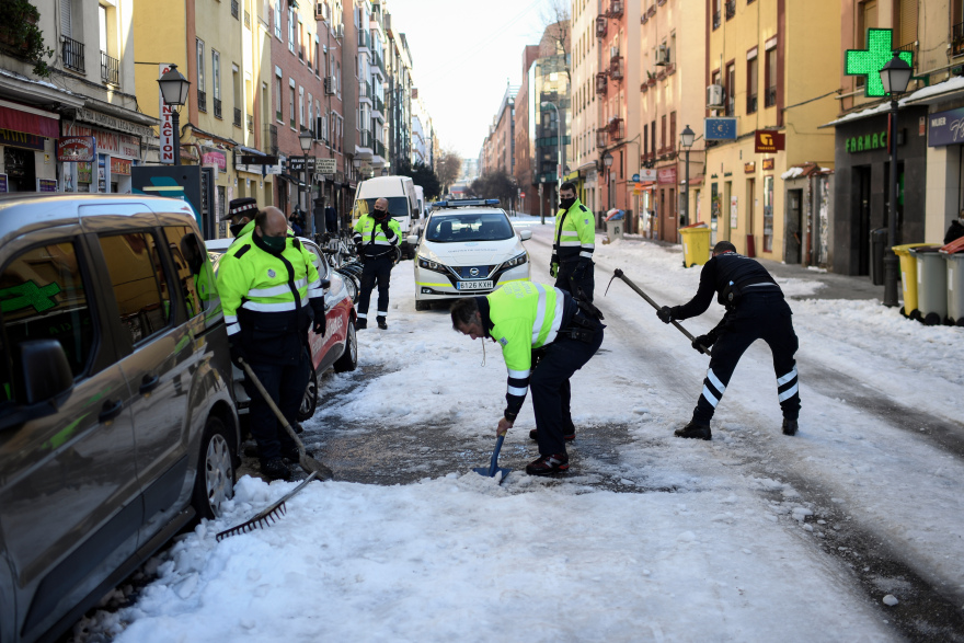 Τι Σιβηρία, τι Ισπανία: Χάος από τον χιονιά του αιώνα - Τους -25 βαθμούς έδειξε ο υδράργυρος