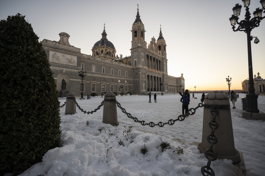 Τι Σιβηρία, τι Ισπανία: Χάος από τον χιονιά του αιώνα - Τους -25 βαθμούς έδειξε ο υδράργυρος