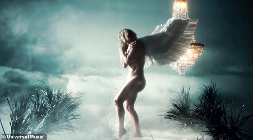 Τζένιφερ Λόπεζ: Ολόγυμνη με φτερά αγγέλου «απογειώνει» τον αισθησιασμό στο «In the Morning»