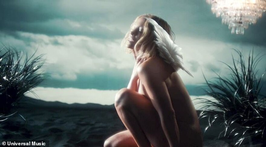 Τζένιφερ Λόπεζ: Ολόγυμνη με φτερά αγγέλου «απογειώνει» τον αισθησιασμό στο «In the Morning»