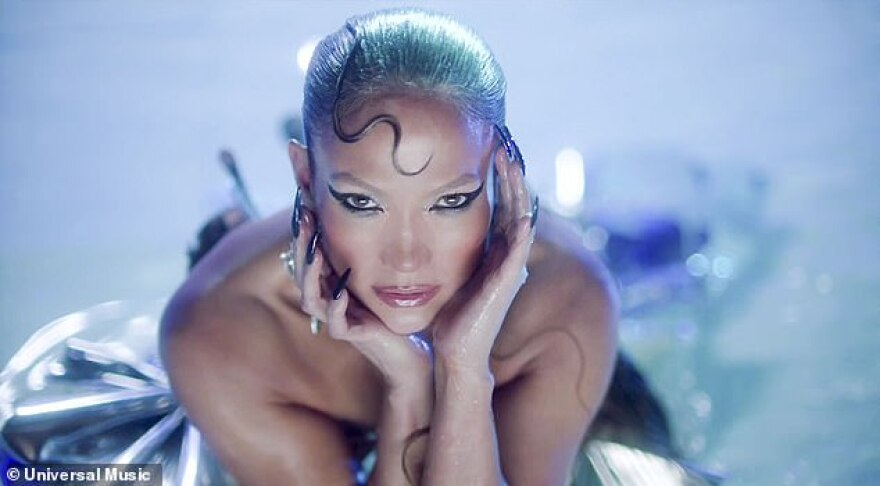 Τζένιφερ Λόπεζ: Ολόγυμνη με φτερά αγγέλου «απογειώνει» τον αισθησιασμό στο «In the Morning»