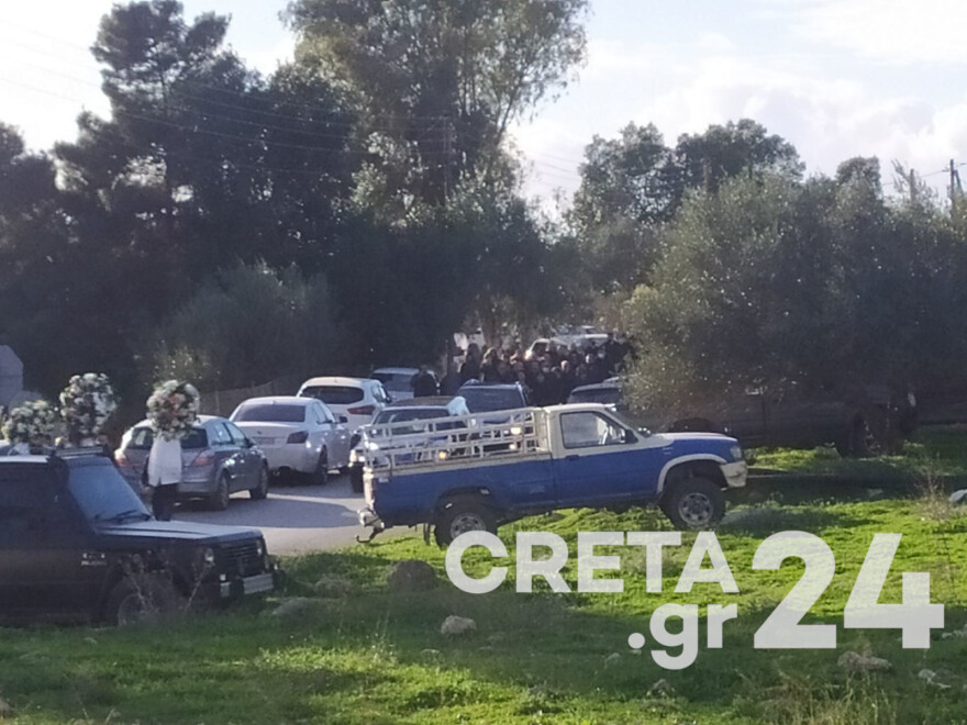 Τροχαίο στις Μοίρες: Ανείπωτη θλίψη στο τελευταίο αντίο στην 38χρονη αστυνομικό και τη δίχρονη κόρη της