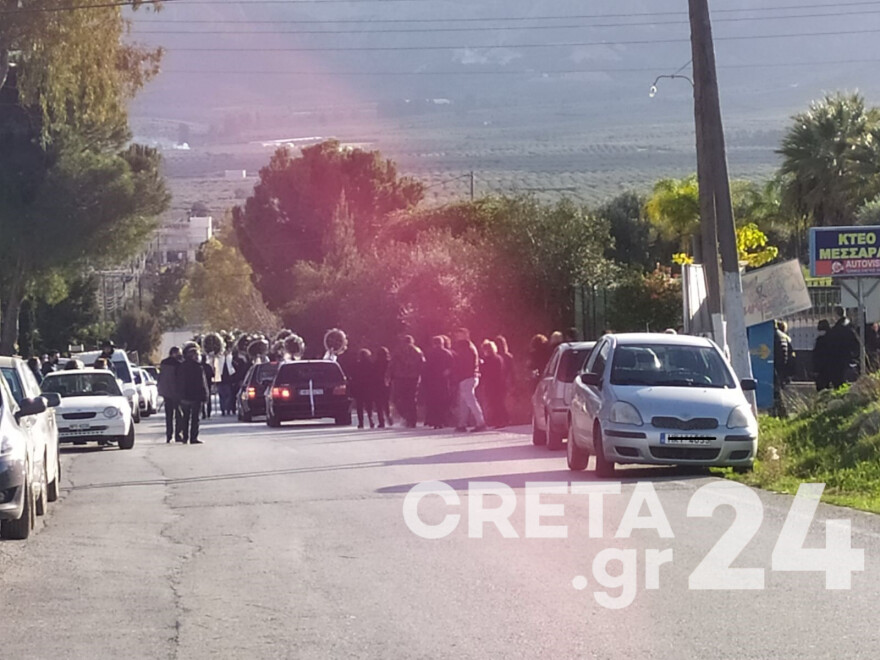 Τροχαίο στις Μοίρες: Ανείπωτη θλίψη στο τελευταίο αντίο στην 38χρονη αστυνομικό και τη δίχρονη κόρη της