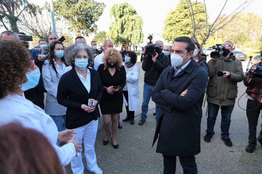 Τσίπρας από Πάτρα: «Καθυστερήσεις και πρωτοφανής ανεπάρκεια στον εμβολιασμό»