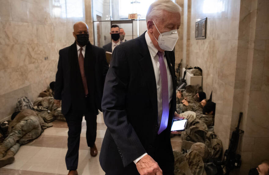 ΗΠΑ: Η αποκαθήλωση του Τραμπ - Πρωτόγνωρη εικόνα η «κατάληψη» της Εθνοφρουράς στο Καπιτώλιο