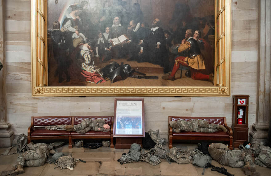 ΗΠΑ: Η αποκαθήλωση του Τραμπ - Πρωτόγνωρη εικόνα η «κατάληψη» της Εθνοφρουράς στο Καπιτώλιο