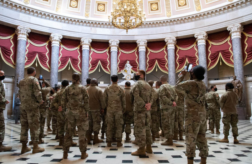 ΗΠΑ: Η αποκαθήλωση του Τραμπ - Πρωτόγνωρη εικόνα η «κατάληψη» της Εθνοφρουράς στο Καπιτώλιο