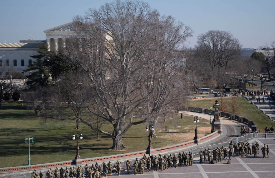 ΗΠΑ: Η αποκαθήλωση του Τραμπ - Πρωτόγνωρη εικόνα η «κατάληψη» της Εθνοφρουράς στο Καπιτώλιο