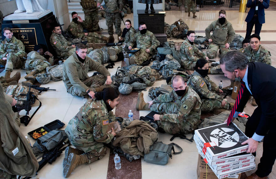 ΗΠΑ: Η αποκαθήλωση του Τραμπ - Πρωτόγνωρη εικόνα η «κατάληψη» της Εθνοφρουράς στο Καπιτώλιο