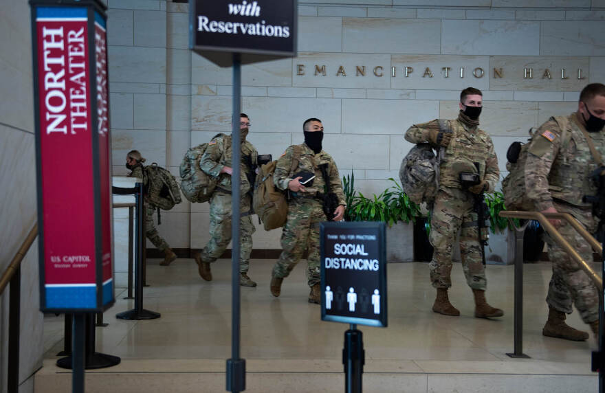 ΗΠΑ: Η αποκαθήλωση του Τραμπ - Πρωτόγνωρη εικόνα η «κατάληψη» της Εθνοφρουράς στο Καπιτώλιο