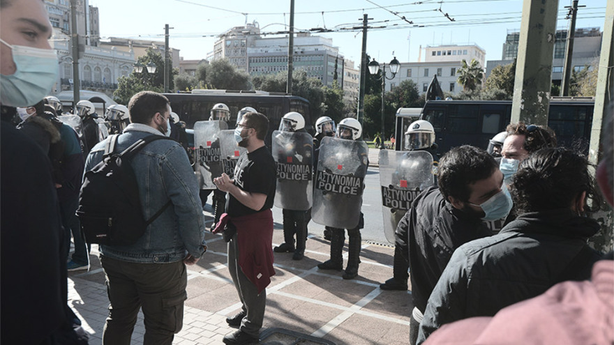 Επεισόδια φοιτητών-αστυνομικών σε συγκέντρωση αριστερών παρατάξεων στα Προπύλαια