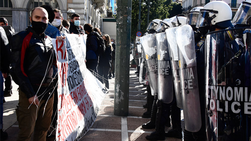 Επεισόδια φοιτητών-αστυνομικών σε συγκέντρωση αριστερών παρατάξεων στα Προπύλαια