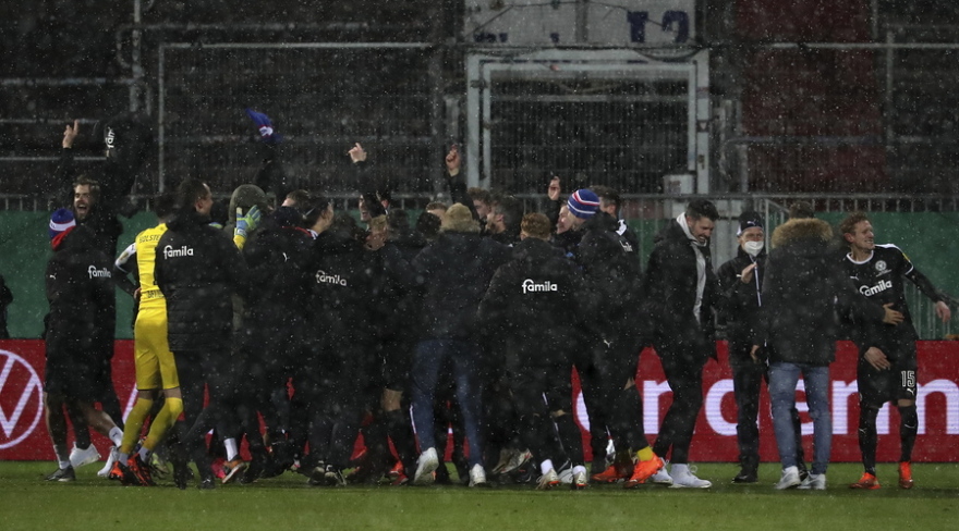 «Βόμβα μεγατόνων» στο κύπελλο Γερμανίας: «Τιμωρός» των Βαυαρών ο Γκέλιος - Η... Κίελ απέκλεισε την Μπάγερν