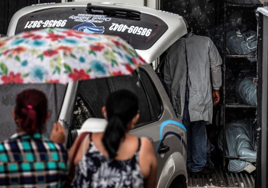 Σοκάρουν οι εικόνες από τη Βραζιλία: Χάος στα νοσοκομεία - Σε φορτηγά ψυγεία στοιβάζονται οι σοροί